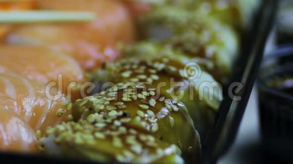 新鲜日本寿司和卷宏生鱼片uramaki和nighiri典型的日本菜视频的预览图