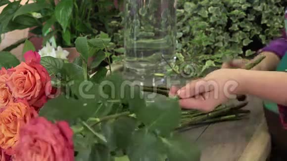 一家花店生产一束玫瑰视频的预览图