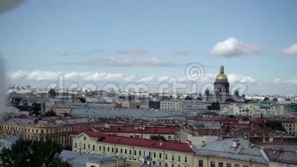 从屋顶可以看到城市景观视频的预览图
