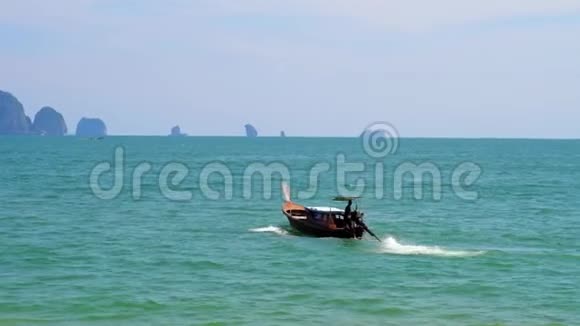 泰国克拉比澳昂海滩安达曼海的长尾船视频的预览图