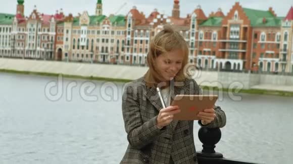 女人在户外使用平板电脑春天视频的预览图