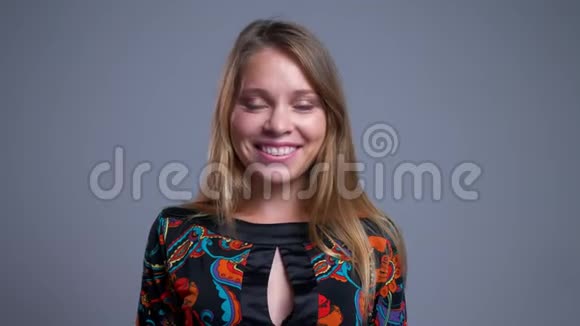 年轻活泼的白种人女性微笑着直视镜头的特写镜头视频的预览图