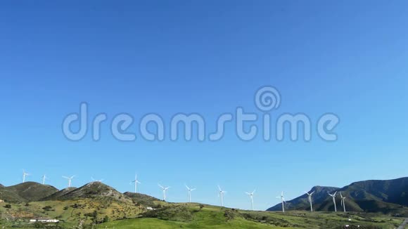 风力涡轮机能量塔在山上移动视频的预览图