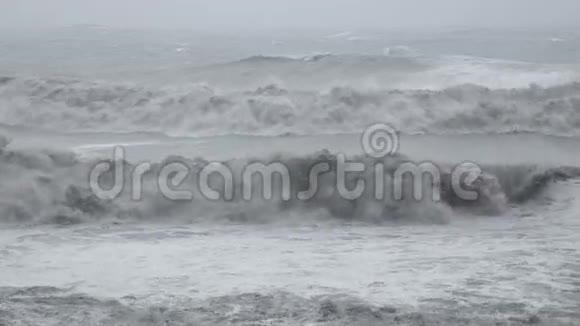 台风慢动作期间的暴风海视频的预览图