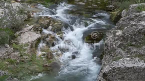 维森萨省LocalitaPria村附近的山区河流视频的预览图