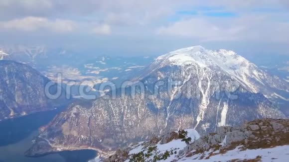 来自达赫斯里彭斯坦山的全景萨尔茨卡梅尔古特奥地利视频的预览图