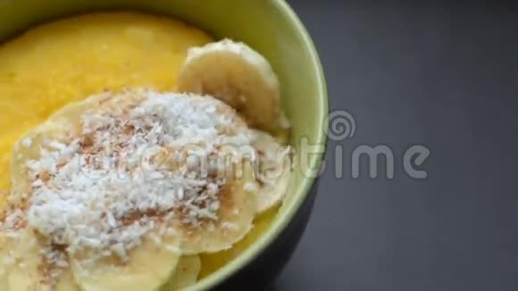 玉米粥玉米粥健康的早餐概念食物背景视频的预览图