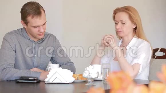 夫妻在咖啡馆吵架分居情绪化的谈话男子和妇女视频的预览图