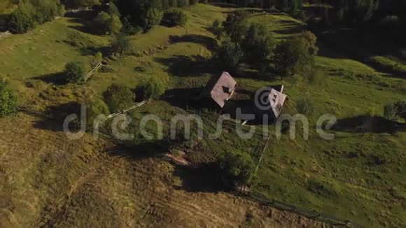 山村的夏季空中景色视频的预览图