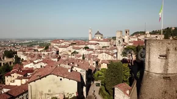 贝加莫意大利令人惊叹的无人机鸟瞰古镇市中心景观及其历史建筑视频的预览图