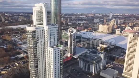 鸟瞰公寓楼综合体和住宅小区剪辑现代奢华的顶级景观视频的预览图