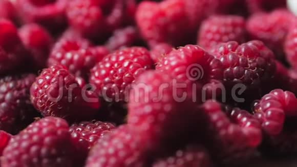 关上贝瑞新鲜果汁覆盆子背景成熟大红莓果新鲜覆盆子水果作为食物视频的预览图