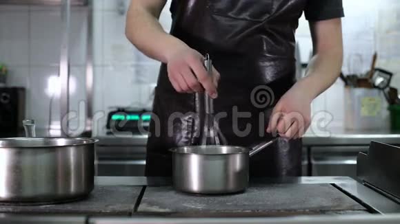 厨师正在炉子上煮酱汁视频的预览图