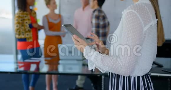 年轻的高加索女性高管在现代办公室从事数码平板电脑工作视频的预览图