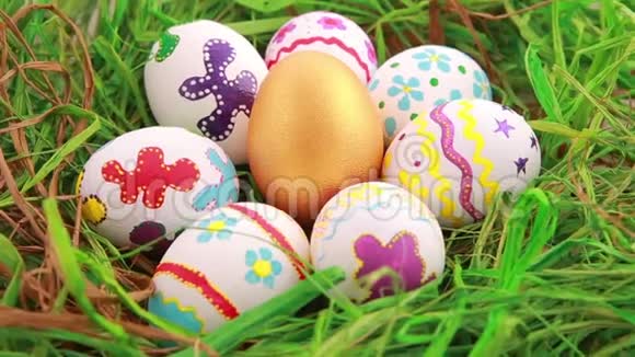 草地上五颜六色的复活节彩蛋视频的预览图