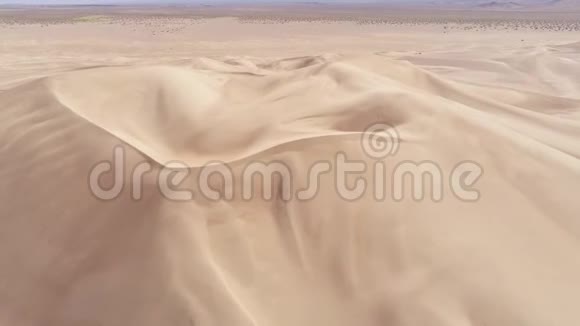 从上面可以看到沙漠中的沙丘视频的预览图