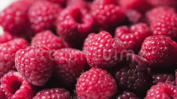 关上贝瑞新鲜果汁覆盆子背景成熟大红莓果新鲜覆盆子水果作为食物视频的预览图