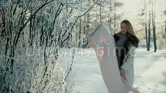 戴着温暖围巾的女人在冬天的风景视频的预览图