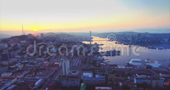 鸟瞰海参崴市中心金角港日出俄罗斯视频的预览图