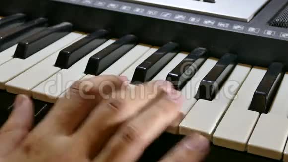 一个弹钢琴的人把手伸过来视频的预览图