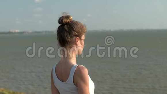 年轻女子在户外做运动瑜伽视频的预览图
