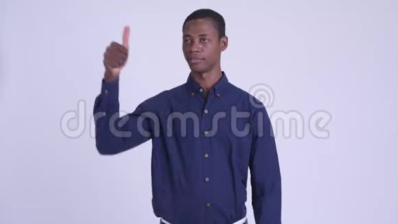 年轻快乐的非洲商人竖起大拇指视频的预览图