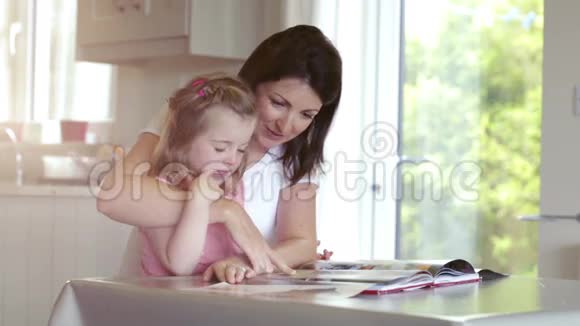 母女读杂志视频的预览图