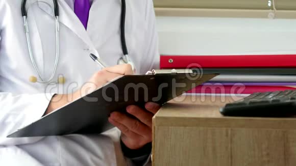 男医生为病人在剪贴板上书写RX处方视频的预览图