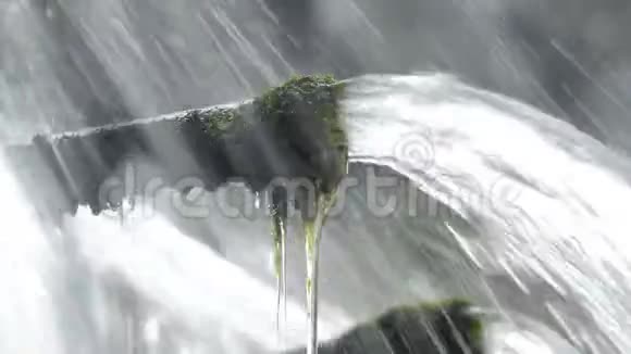 岩石中的管道在河流的诞生中驱逐山水视频的预览图