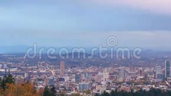 蓝小时1080p时波特兰市下城景及移动彩云电影视频的预览图