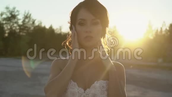新娘在日落时摆姿势视频的预览图