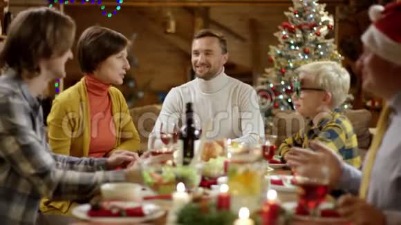 餐桌旁的圣诞家庭餐视频的预览图