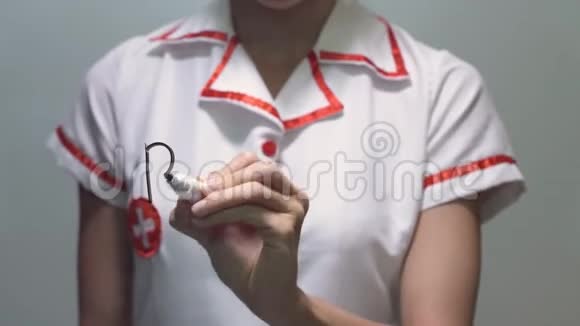 儿科女医生在透明屏幕上书写视频的预览图