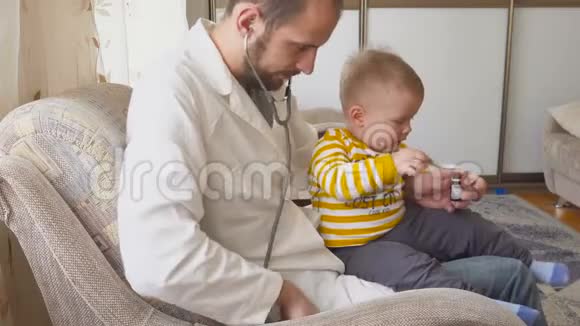 医生在家看望婴儿病人带听诊器的婴儿视频的预览图