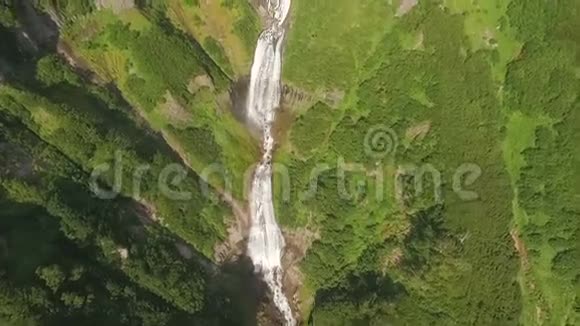 山上的瀑布森林里的山河视频的预览图