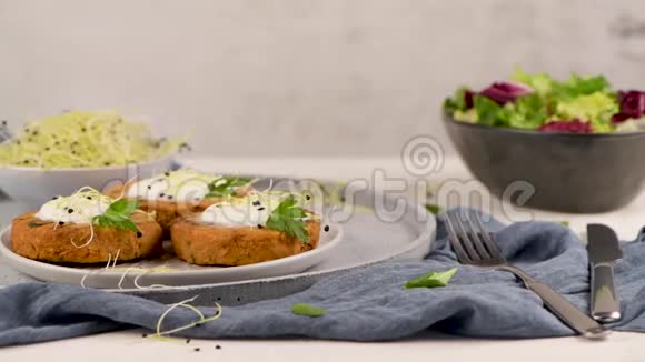 含鹰嘴豆和蔬菜的蔬菜汉堡视频的预览图