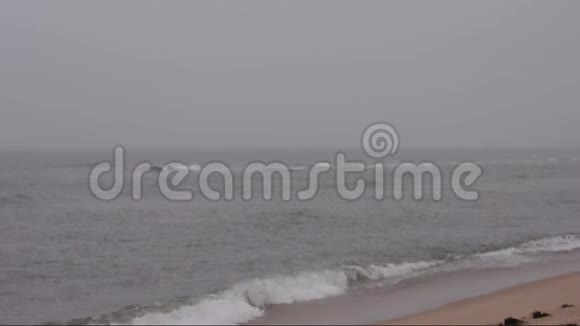 秋天多雨的北海海岸视频的预览图