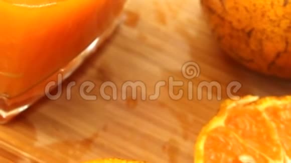 橘子是用手挤压而成的它是一种纯净健康的橙汁100是天然的新鲜的富含维生素视频的预览图