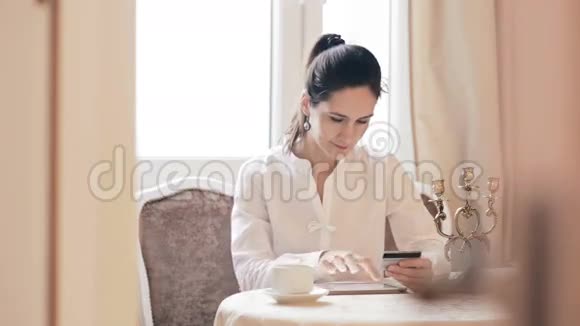 女人用平板电脑在线购物视频的预览图
