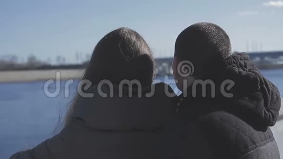 一对相爱的夫妇在河边散步视频的预览图