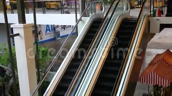 购物中心设有自动扶梯视频的预览图