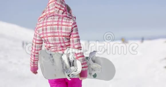 滑雪坡上快乐可爱的女滑雪板视频的预览图