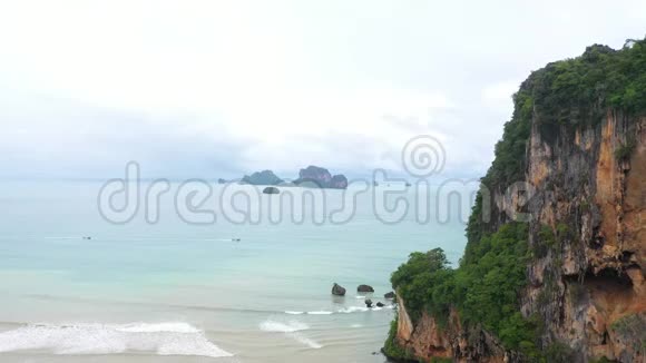 泰国克拉比省美丽的盆景海滩视频的预览图