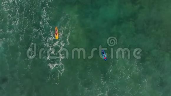 热带海洋中冲浪者和波浪的空中景观顶部视图视频的预览图