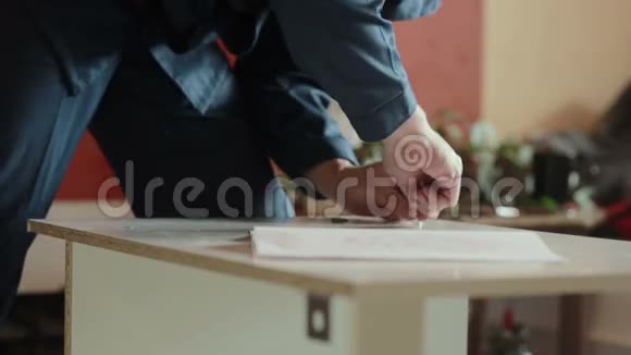 男工组装部分家具视频的预览图
