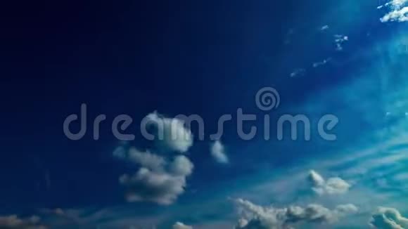 云在蓝天的流逝视频的预览图