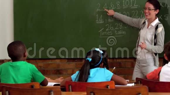 年轻教师在课堂上教小班数学视频的预览图