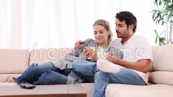 一对夫妇一边喝咖啡一边聊天视频的预览图