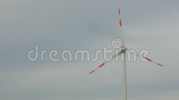 普通的风力涡轮机在蓝天上随风旋转视频的预览图