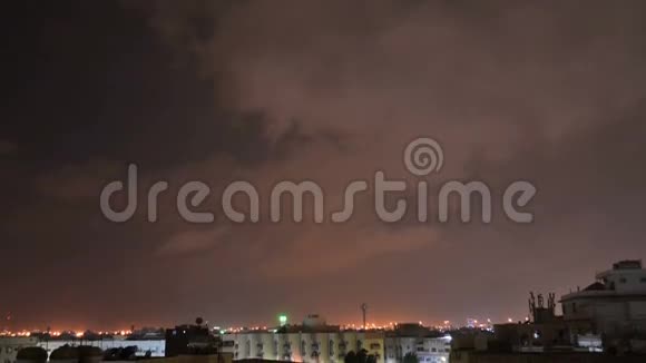 夜晚在沙特阿拉伯上空乌云密布视频的预览图